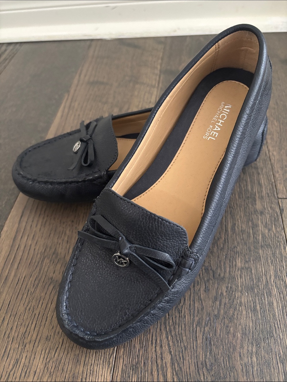 MICHAEL Michael Kors Navy Leather Bow Moccasin Loafers (sz 6)